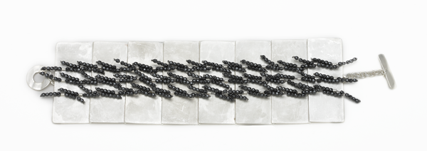 Christine Matthias, bracelet, 2013, silver, hematite, 210 x 50 x 5 mm, photo: Christoph Sandig