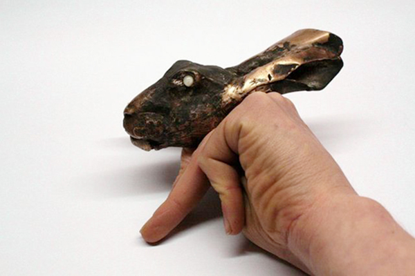 Juliane Noack, Hase, 2012, ring, bronze, shell, approximately 130 x 40 mm, photo