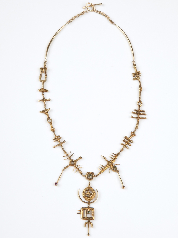 Gio Pomodoro, Untitled, 1956, necklace, 18-karat yellow gold, emeralds, ruby, cuttlefish bone cast, 430 mm long, photo: Didier Ltd