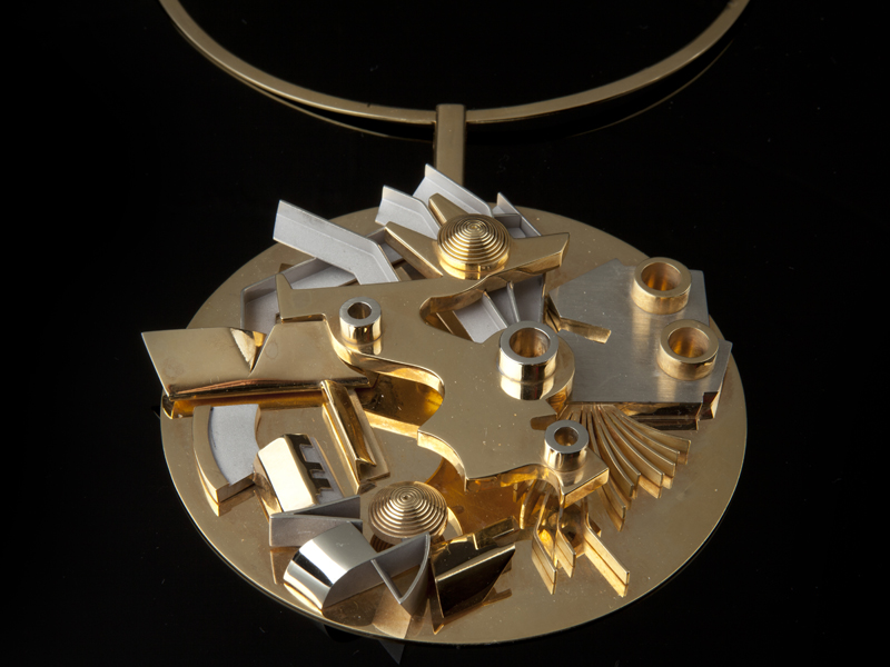 Umberto Mastroianni, Meteora, 1970, necklace (detail), 18-karat white and yellow gold, made by Gherardi, diameter of disc 10 mm, depth of disc 25 mm, photo: Didier Ltd
