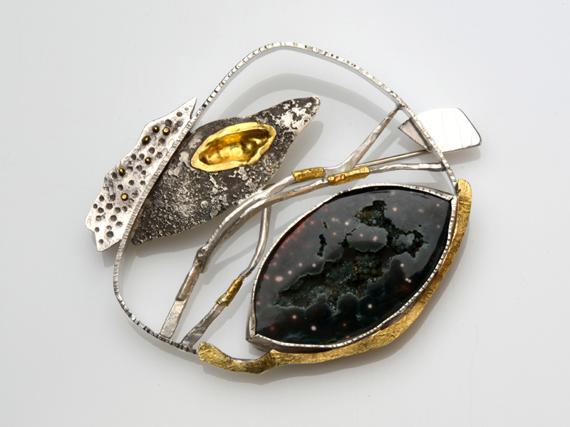 Glenda Arentzen, Intertidal Series, brooch, sterling silver, 24-karat gold, natural bloodstone, druzy agate, 51 x 64 mm, photo: Bob Barrett