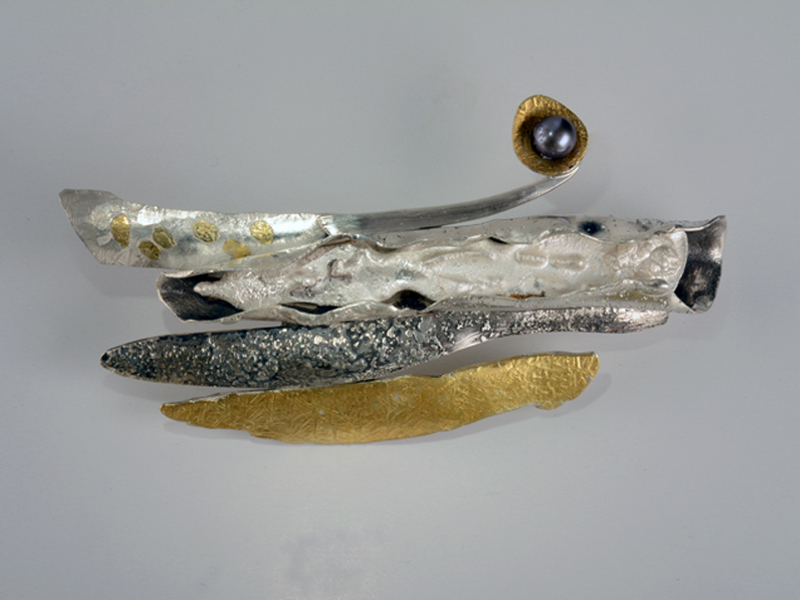 Glenda Arentzen, Intertidal Series, brooch, sterling silver, 24-karat gold, gray pearl, 70 x 38 mm, photo: Bob Barrett