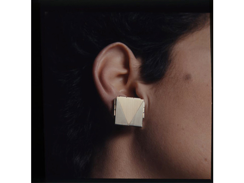 Peter Lobello, PL/1, 1972, earring with folding corners, yellow, white, and rose gold, edition of nine numbered and signed, photo: Antonia Mulas Peter Lobello, PL/1, 1972, earring with folding corners, yellow, white, and rose gold, edition of nine numbered and signed, photo: Antonia Mulas