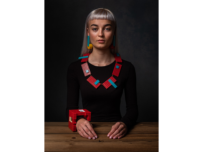 Karola Torkos, Plattenbau (necklace), Hausbau 1 (bracelet), Click&Go (earrings), 2019, plastic building blocks, photo copyright Marcel Krummrich / Verband Bildender Künstler Thüringen Karola Torkos, Plattenbau (necklace), Hausbau 1 (bracelet), Click&Go (earrings), 2019