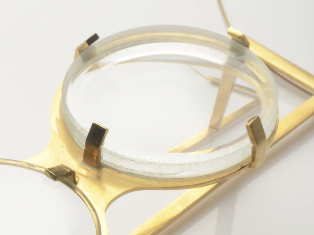 Olha Timkova, brooch (detail), brass, glass, stainless steel, 70 x 35 x 23 mm, photo: artist Work by Olha Timkova