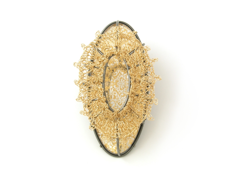 Jill Baker Gower, Golden Reflection Brooch, 2017, argentium sterling silver, 14-karat gold-fill wire, mirrored acrylic, 23-karat red gold leaf, stainless steel, 95 x 44 x 32 mm, photo: artist Jill Baker Gower, Golden Reflection Brooch