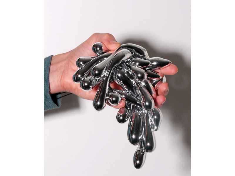 Christoph Zellweger, Excess Fluid, 2012, pendant, glass/vapor-coated aluminum, mouth blown in artist’s own studio, vapor depositioning, approximately 180 x 100 x 50 mm, photo: copyright Christoph Zellweger Christoph Zellweger, Excess Fluid