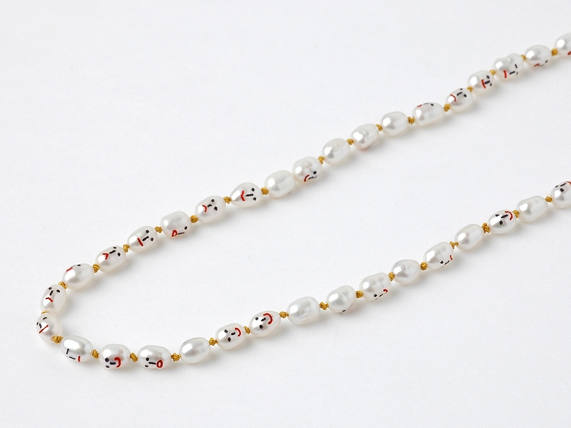 Akiko Kurihara, Faces, 2017, necklace, engraved freshwater pearls, silk thread, paint, 360 x 80 x 2 mm, photo: artist Akiko Kurihara, Faces