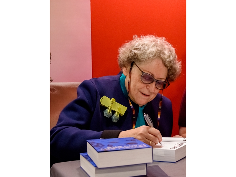 Marjan Unger signing her book at Sieraad Art Fair, November 2017, photo: Arjen Veldt for Sieraad Art Fair Marjan Unger signing her book at Sieraad Art Fair, November 2017