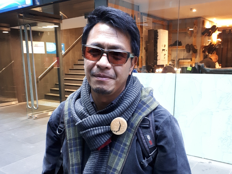 Man wearing a gold-leafed brooch from Paved with Gold, 2017, photo: V.S. Rajan Man wearing a gold-leafed brooch from Paved with Gold