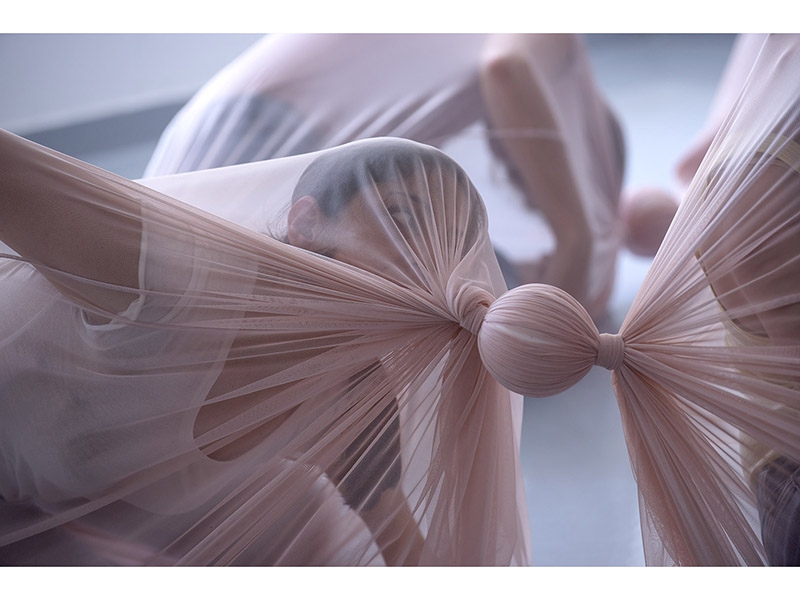 Lodi Kardouss’s solo exhibition, A Jewelry Piece, comes alive with dancers in a choreographed temporal performance, 2019, photo: Orestis Rovakis Lodi Kardouss’s solo exhibition, A Jewelry Piece
