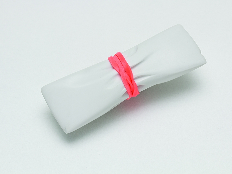 Lin Cheung, Keep—Paper and an Elastic Band, 2016, brooch, recon stone, gold, rubber band, 70 x 22 x 15 mm, photo: artist Lin Cheung, Keep—Paper and an Elastic Band