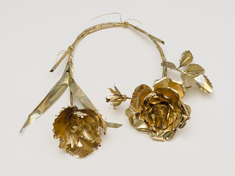 Thea Tolsma, Fickle and Secrecy (tulip, rose), 2019, necklace, brass, 200 x 250 x 60 mm, photo: Rob Bohle Thea Tolsma, Fickle and Secrecy (tulip, rose)