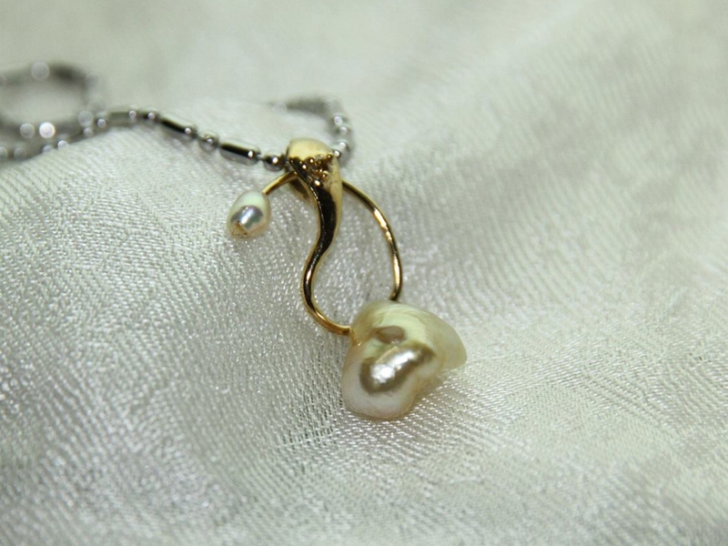 Emily Zhu (designer) and Totok Gievohn (artisan), Bright Heart, pendant, keshi pearls, yellow diamond, 18-karat gold, 5.8 x 23 x 10 mm, photo: Emily Zhu Emily Zhu (designer) and Totok Gievohn (artisan), Bright Heart, pendant