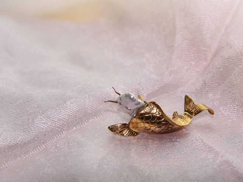 Emily Zhu (designer) and Totok Gievohn (artisan), Leaping Carp, pendant, keshi pearls, 14-karat gold, 23 x 5.8 x 10 mm, photo: Emily Zhu Emily Zhu (designer) and Totok Gievohn (artisan), Leaping Carp