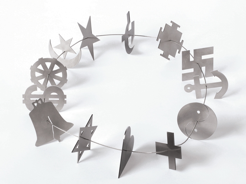 Otto Künzli, Big American Neckpiece, 1986, stainless steel, diameter of individual pieces: 85 mm, Neue Sammlung—The Design Museum, on permanent loan from the Danner Foundation, photo: A. Laurenzo Photo/Die Neue Sammlung