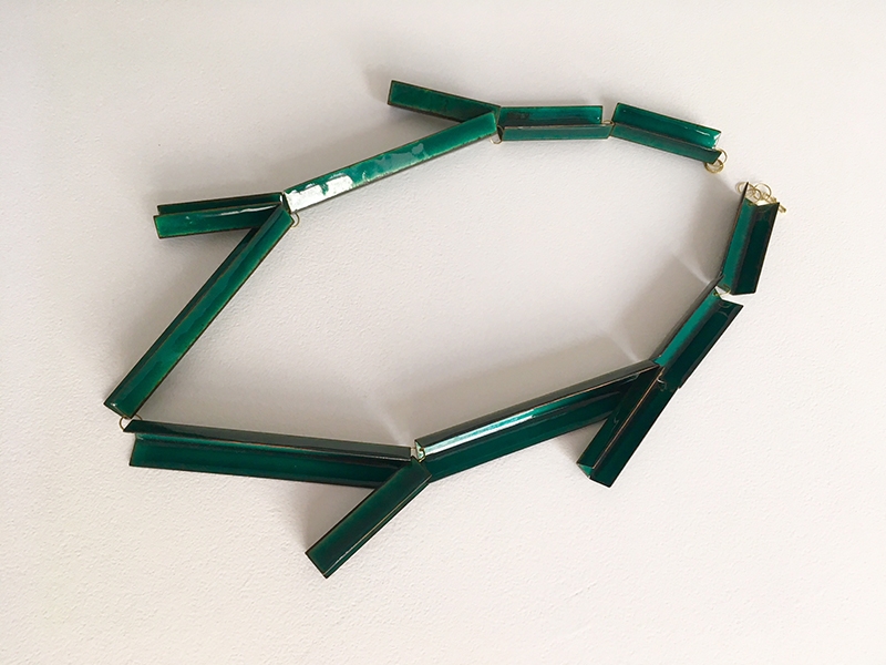 Helen Friesacher, Two Branches Green, 2018, enamel on red tomb, 18-karat gold, photo courtesy of Oona Galerie Helen Friesacher, Two Branches Green