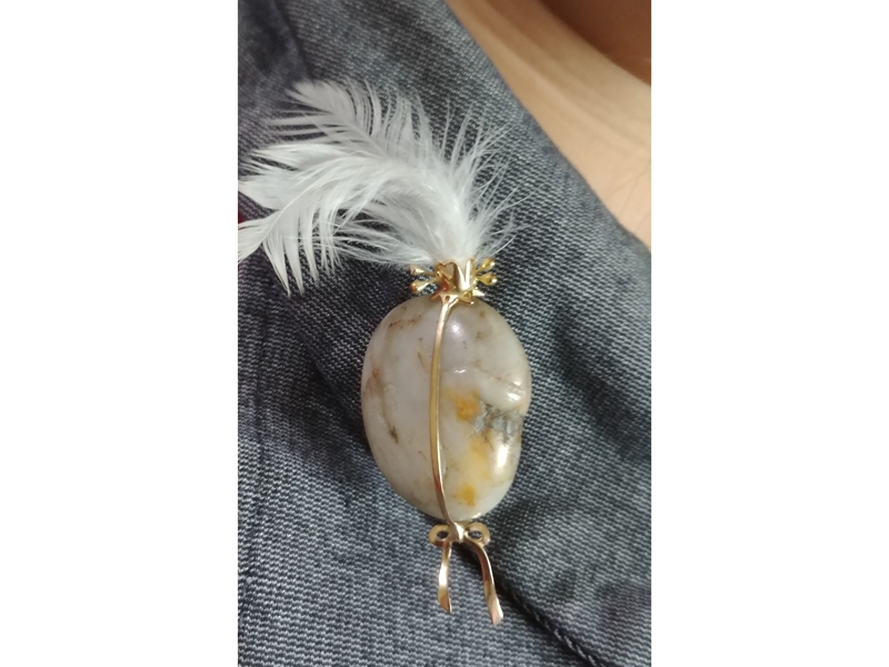 Emily Zhu (designer), Rudy Adji (lapidary artist), and Totok Gievohn (artisan), Guardian of Silk Road, brooch, flint quartz, 18-karat gold, duck feather, 27 x 15 x 77 mm, photo: Emily Zhu Emily Zhu (designer), Rudy Adji (lapidary artist), and Totok Gievohn (artisan), Guardian of Silk Road