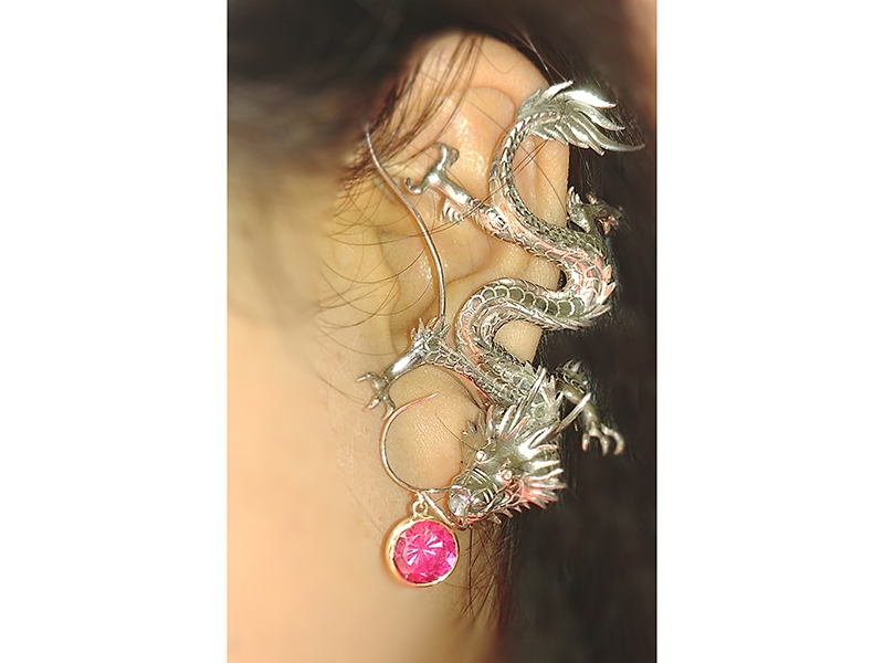 Emily Zhu (designer) and Totok Gievohn (artisan), Encounter, right earring, synthetic pink sapphire (tested), 10-karat white gold, 3-mm UV LED, 1216 CR button cell, 23 x 66 x 45 mm, photo: Emily Zhu Emily Zhu (designer) and Totok Gievohn (artisan), Encounter