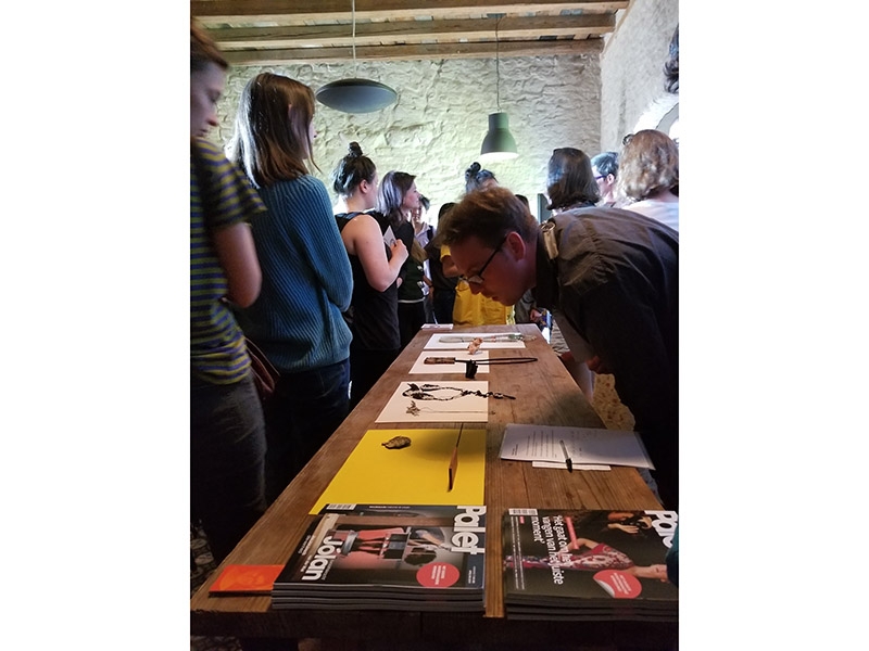 Conference attendees looking at jewelry during Schmucksymposium Zimmerhof 2019, photo: Brian Weissman Conference attendees looking at jewelry