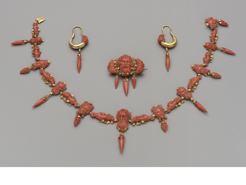 Coral revivalist jewelry suite in four parts
