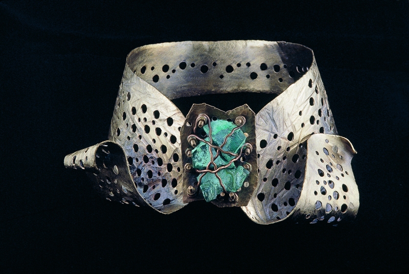 Alberto Gordillo (b. 1943), Necklace-Collar, 1958, brass, malachite, screws, 280 x 180 x 100 mm, photo: António Rento Alberto Gordillo, Necklace-Collar