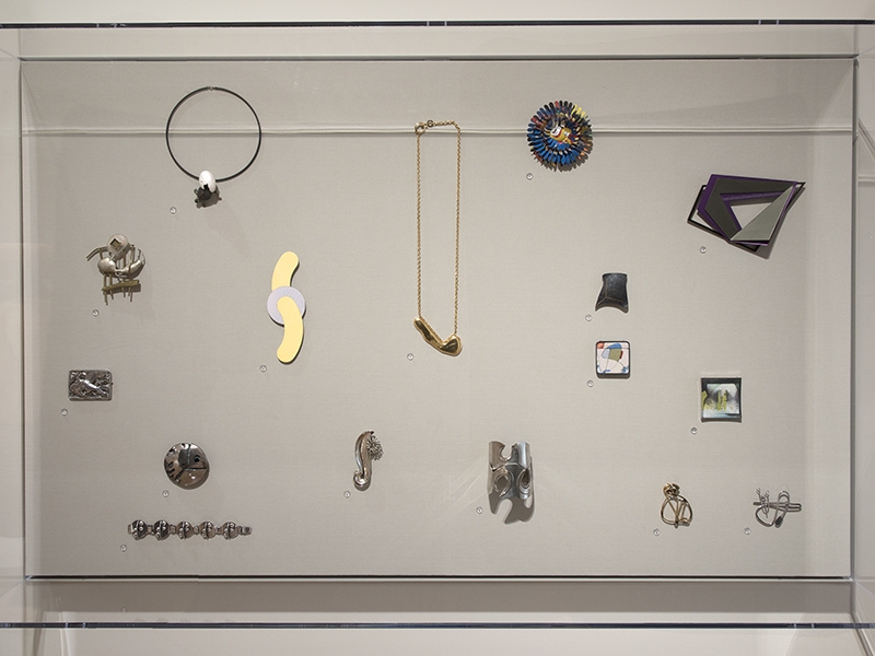 View of the installation of American studio jewelry from the promised gift of Toni Wolf Greenbaum, in the modern and contemporary art and design galleries, Yale University Art Gallery, photo: Yale University Art Gallery View of the installation of American studio jewelry from the promised gift of Toni Wolf Greenbaum