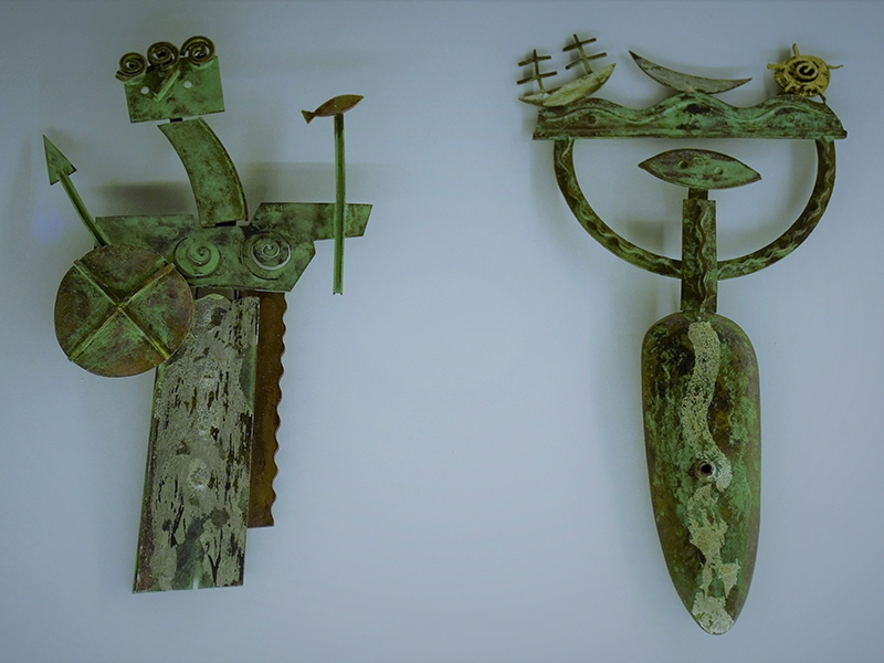 Ramon Puig Cuyàs, two brooches from the Impressions de l'Atlàntida (Impressions from the Atlantida) series: Brooche El Rei (The King), 1990, alpaca, silver; Brooche La coronació (The coronation), 1992, alpaca, silver, photo copyright Tamagit BCN Ramon Puig Cuyàs, two brooches