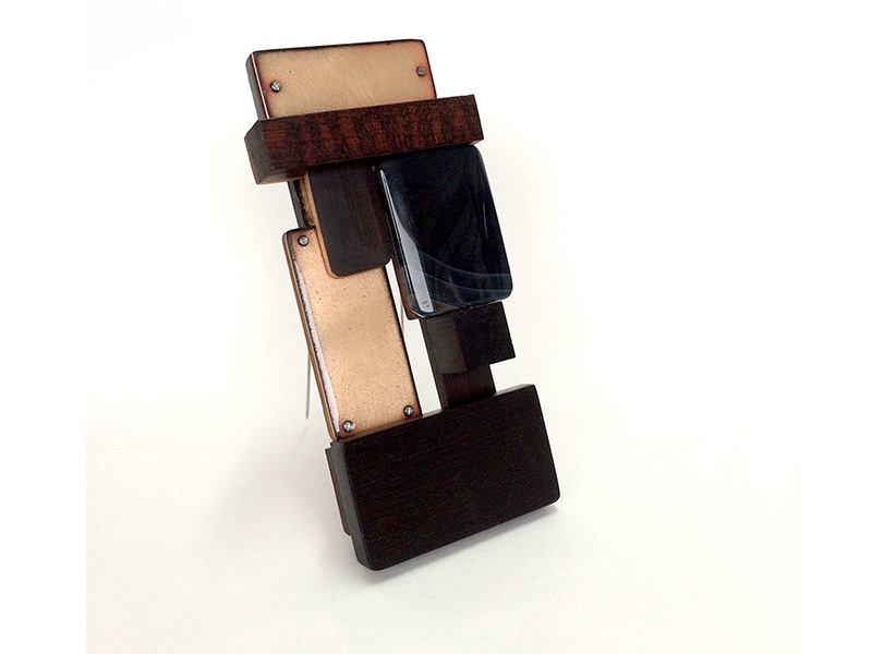 Anne Léger, Back to Dark, 2017, brooch, wood, copper, enamel, steel, agate, 80 x 75 x 25 mm, photo: artist Anne Léger, Back to Dark
