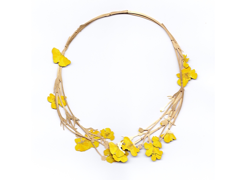 Christopher Thompson Royds, Natura Morta: Daisy, necklace, 18-karat gold, diamonds, paint, 160 x 150 x 4 mm, photo: artist Christopher Thompson Royds, Natura Morta: Daisy