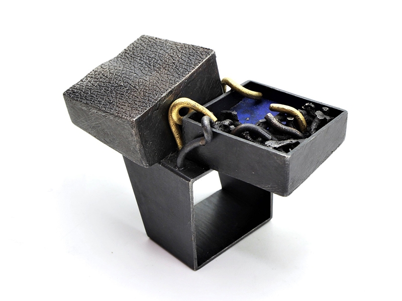 Lluίs Comίn, The Magic Mountain 15, 2019, ring, silver, 18-karat gold, lapis lazuli, steel, patinas, 4 x 3 and 5 x 2.5 mm, photo: artist Lluίs Comίn, The Magic Mountain 15