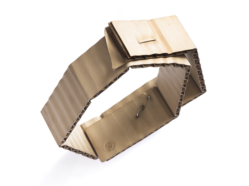 David Bielander, Wellpappe (Cardboard), 2015, bracelet, painted silver, white gold, 9 x 8.5 x 2 cm, photo: Guri Dahl David Bielander, Wellpappe (Cardboard)