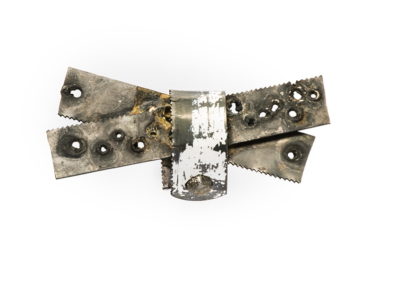 Bernhard Schobinger, Crossed Saws, 2013, ring, steel, paint, rough diamond, photo: Guri Dahl Bernhard Schobinger, Crossed Saws