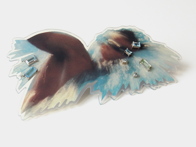 Gijs Bakker, Splash, 1992–2014, brooch, palladium white gold, 585, 2x diamond 0.1 carat, 3x topaz, tourmaline, aquamarine, color print, PVC, 67 x 130 x 12 mm, photo: courtesy of Galerie Rob Koudijs Gijs Bakker, Splash