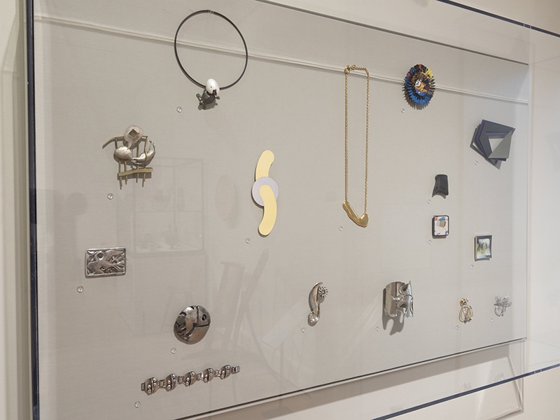 View of the installation of American studio jewelry from the promised gift of Toni Wolf Greenbaum, in the modern and contemporary art and design galleries, Yale University Art Gallery, photo: Yale University Art Gallery View of the installation of American studio jewelry from the promised gift of Toni Wolf Greenbaum