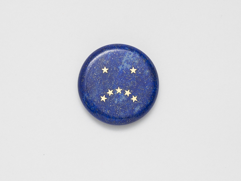 Lin Cheung, Delayed Reactions—Frowning Face, 2018, brooch, lapis lazuli, gold, 54 x 9 mm, photo: artist Lin Cheung, Delayed Reactions—Frowning Face
