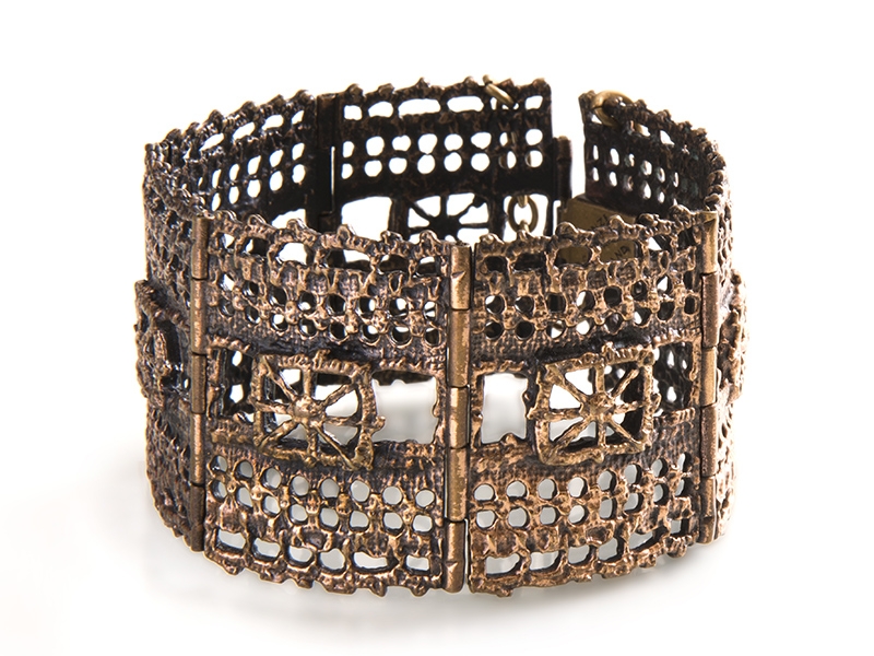 Pentti Sarpaneva (design, produced by Turun Hopea), Pitsi (Lace), 1967, bracelet, bronze, photo: Guri Dahl Pitsi (Lace), 1967, bracelet
