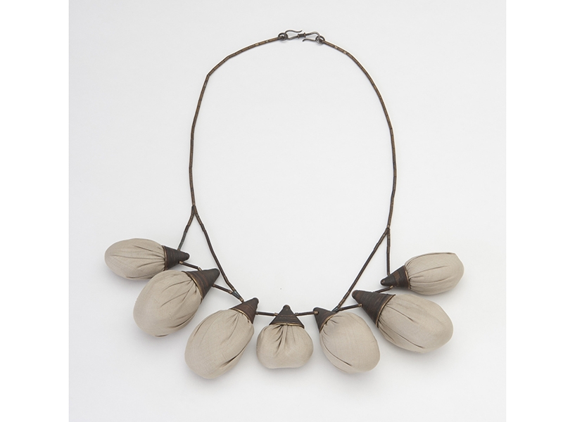 Daniel Kruger, Necklace, 1977, pebbles wrapped in silk, partly gilded copper, silver, collection of Schmuckmuseum Pforzheim, photo: Petra Jaschke Daniel Kruger, Necklace, 1977