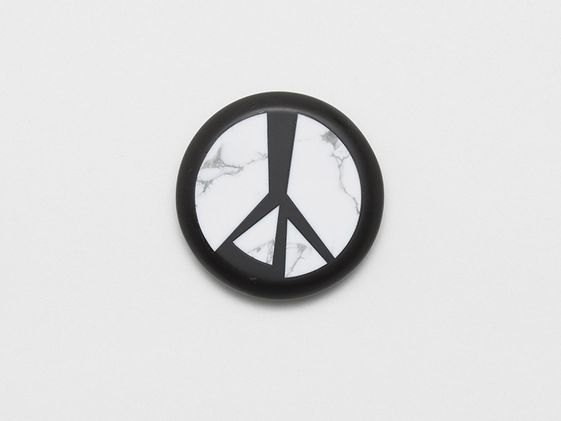 Lin Cheung, Delayed Reactions—Disturb, 2017, brooch, Belgian black marble, howlite, gold, 54 x 9 mm, photo: artist Lin Cheung, Delayed Reactions—Disturb