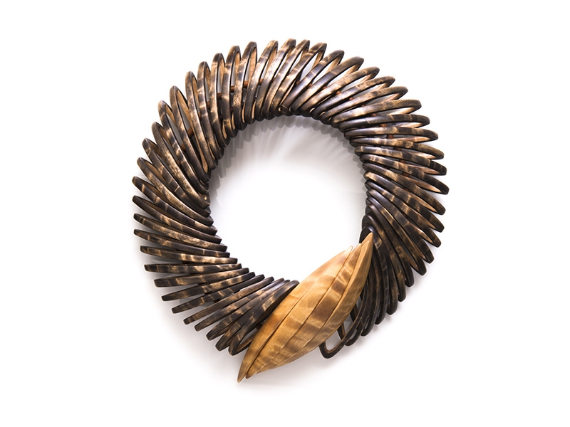 Liv Blåvarp, Untitled, 1990, necklace, Norwegian flame birch, photo: Guri Dahl Liv Blåvarp, Untitled