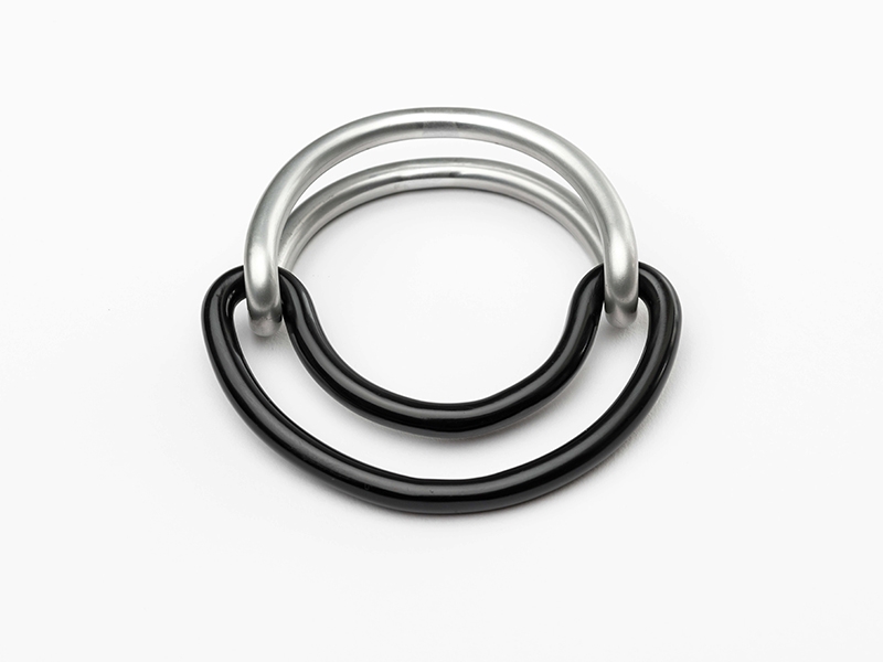 Françoise van den Bosch, Untitled, 1970, two-piece bracelet, anodized aluminum, aluminum, 105 mm, photo courtesy Françoise van den Bosch Foundation Françoise van den Bosch, Untitled