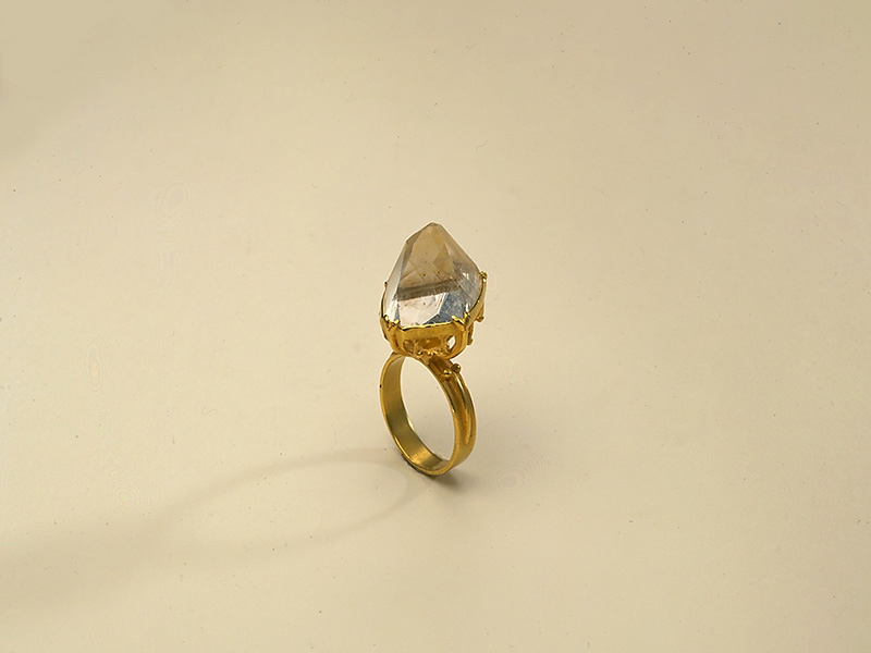 Daniel Kruger, Ring, 1993, topaz crystal, gold, collection of Design Museum Den Bosch, photo: Peer van der Kruis Daniel Kruger, Ring, 1993