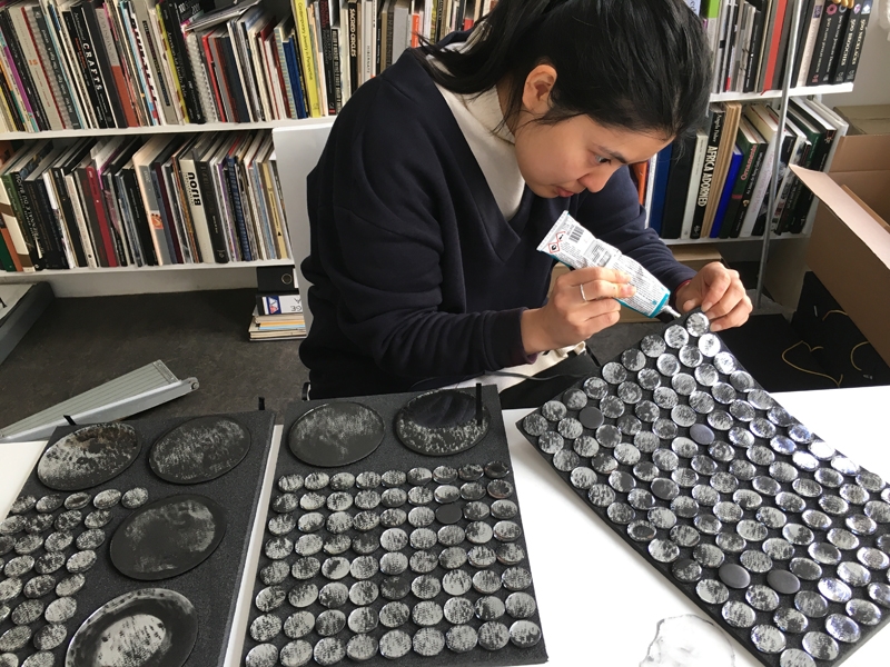 June 20, 2017, studio, Chumeng Weng making pins, photo: Ruudt Peters Ruudt Peters, BRON
