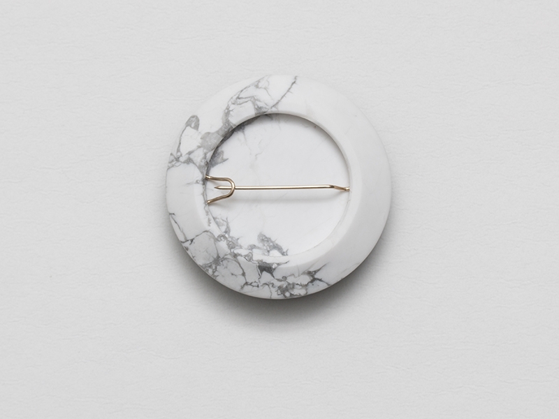 Lin Cheung, Delayed Reactions—Evasive, 2018, double-sided brooch, howlite, Belgian black marble, gold, 49 x 12 mm, photo: artist Lin Cheung, Delayed Reactions—Evasive