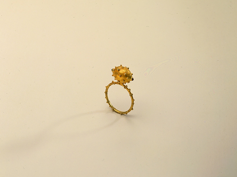 Daniel Kruger, Ring, 1993, gold, rubies, collection of Design Museum Den Bosch, photo: Peer van der Kruis Daniel Kruger, Ring, 1993