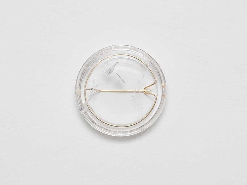 Lin Cheung, Delayed Reactions—Troubled Times, 2018, brooch, rock crystal, gold, 54 x 9 mm, photo: artist Lin Cheung, Delayed Reactions—Troubled Times
