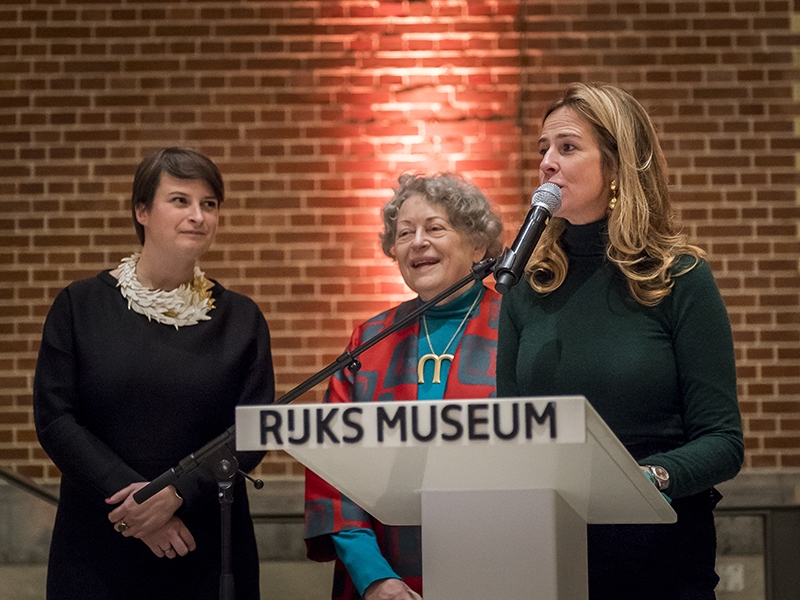 Marjan Unger (wearing her favorite M necklace, designed by her husband, Gerard) and Suzanne van Leeuwen (left) at the launch of their book, Jewellery Matters, November 2017, photo: Rijksmuseum Marjan Unger (wearing her favorite M necklace, designed by her husband, Gerard)