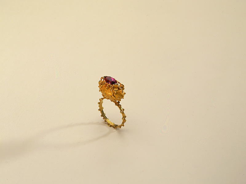 Daniel Kruger, Ring, 1993, tourmaline, gold, collection of Design Museum Den Bosch, photo: Peer van der Kruis Daniel Kruger, Ring, 1993