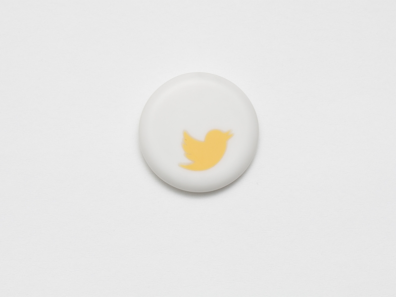 Lin Cheung, Delayed Reactions—Twit, 2018, brooch, Corian, gold, 55 x 9 mm, photo: artist Lin Cheung, Delayed Reactions—Twit