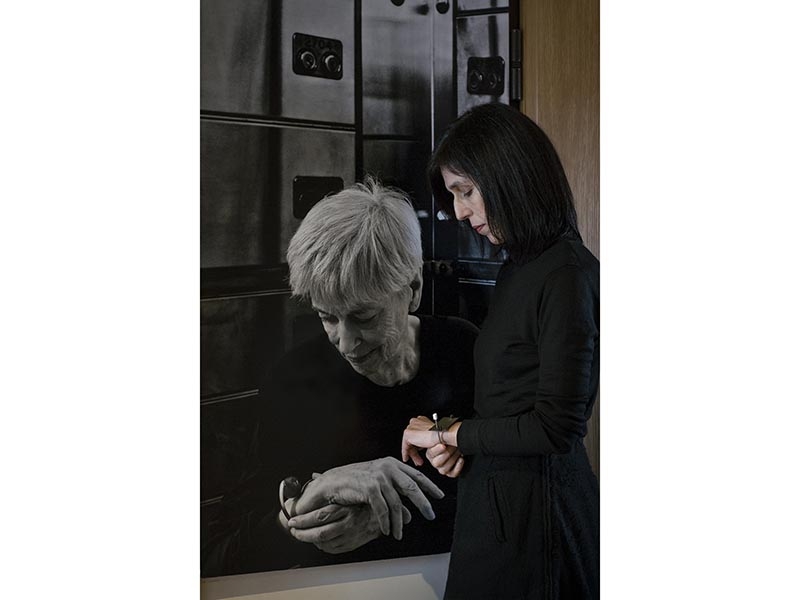 Cristina Filipe wearing a Manuel Júlio bracelet in front of a portrait of Ana Hatherly wearing a bracelet by Kukas, photo: Eduardo Sousa Ribeiro Cristina Filipe